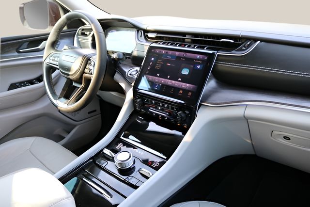 Used Car 2023 Jeep Grand Cherokee  Overland For Sale Under $40,000 In Austin, Texas