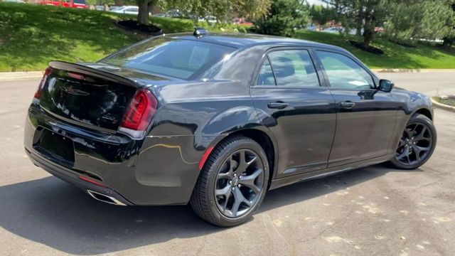 2022 Chrysler 300 S 8