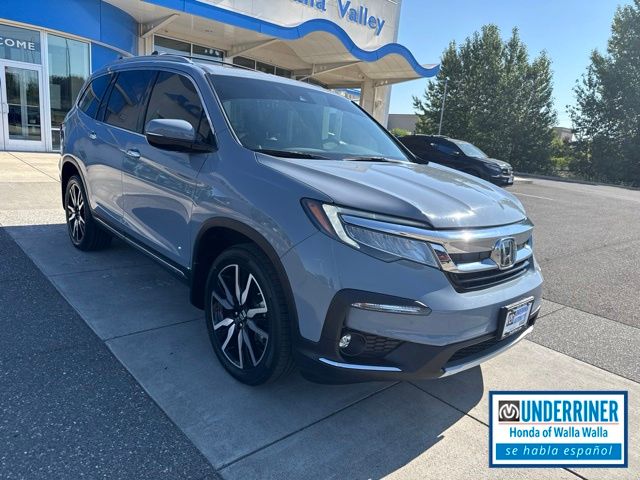 2022 Honda Pilot Touring AWD with Rear Captain's Chairs