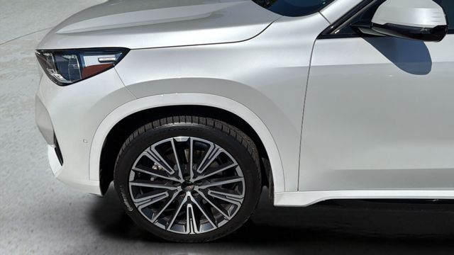 Used 2024 White BMW xDrive28i image 40