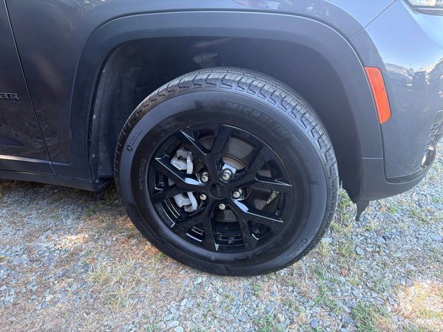 Used 2024 Gray Jeep Altitude image 9