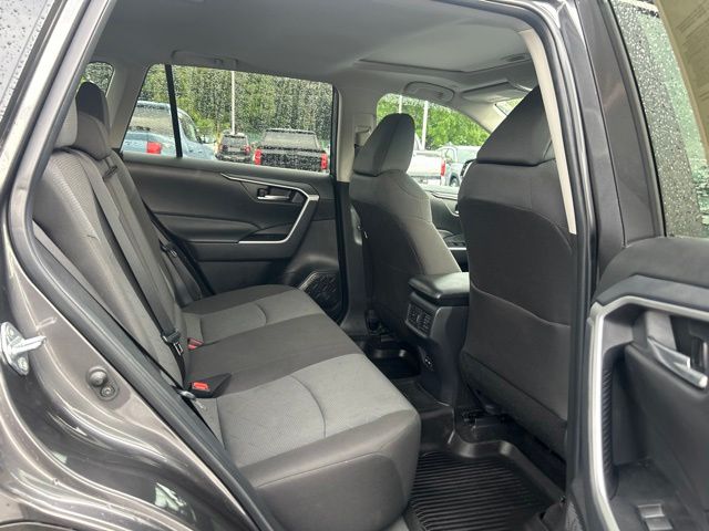 2025 Toyota RAV4 XLE - Photo 18