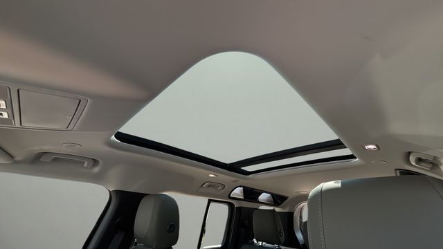 Used 2022  Land Rover SE image 19