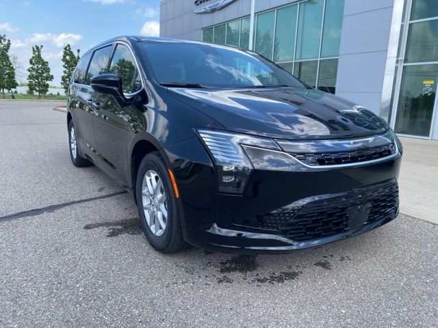 2027 Chrysler Pacifica Select - Diamond Black exterior view 3