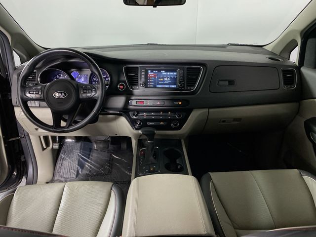 2017 Kia Sedona LX 21