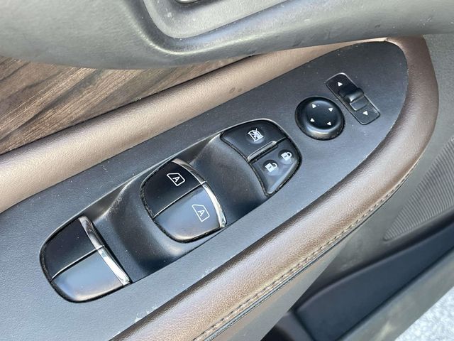 Used 2020 White Nissan Platinum image 18