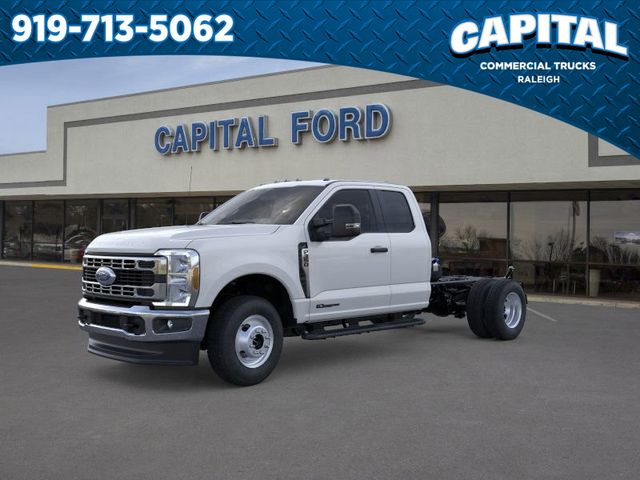 Oxford White 2026 Ford F-350 Super Duty Chassis Four-Wheel Drive Automatic