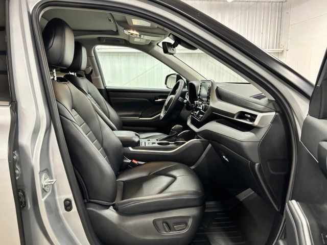 Used 2021 Silver Toyota XLE image 22