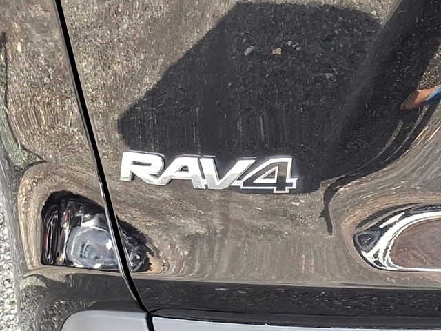 2021 Toyota RAV4 LE 28