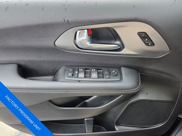 Used 2025 Chrysler Pacifica Van