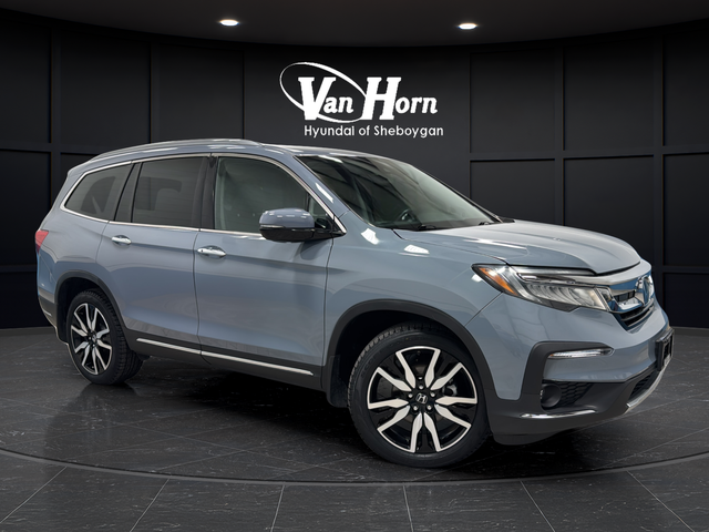 2022 Honda Pilot Touring AWD with Rear Captain's Chairs