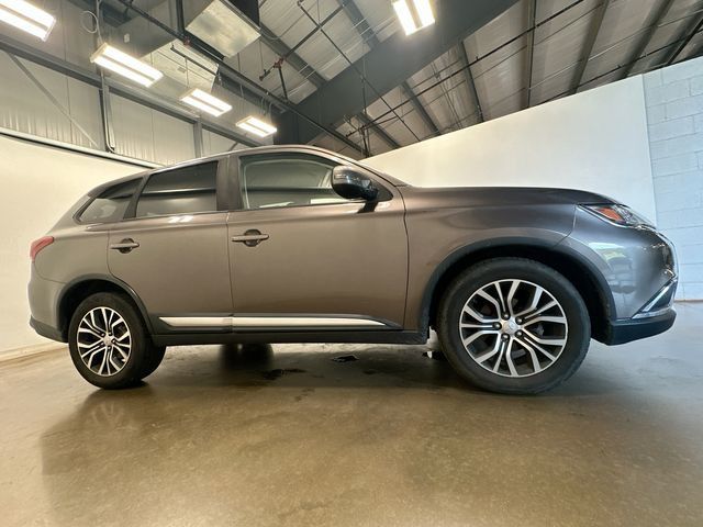 2018 Mitsubishi Outlander SE  at Subaru and VW of Moon Township