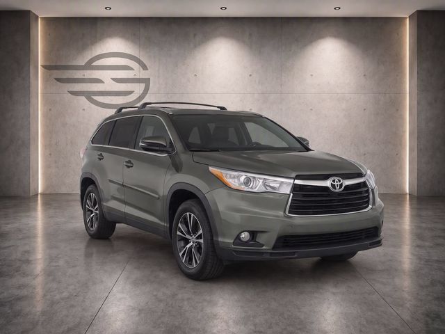 Used 2016 Jade Metallic Toyota XLE V6 image 8