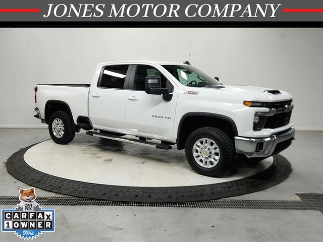 Summit White 2025 Chevrolet Silverado 2500HD Pickup Truck Four-Wheel Drive Automatic