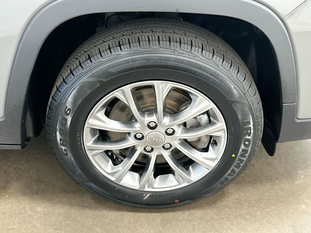 2021 Jeep Cherokee Latitude Lux Gray at Klick Lewis Buick Chevrolet