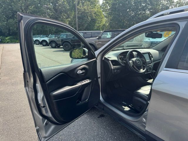 Used 2016 Silver Jeep Limited image 11