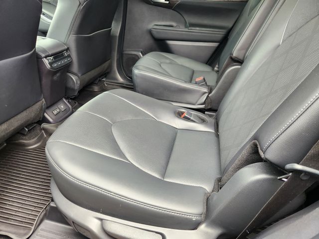 2024 Toyota Highlander Platinum  at Toyota of Victoria