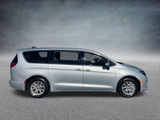 2022 Chrysler Voyager LX 4