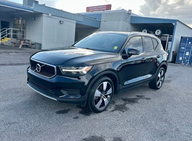 2019 Volvo XC40 Momentum photo 2