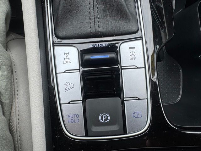 Used 2025 White Hyundai SEL Convenience image 27