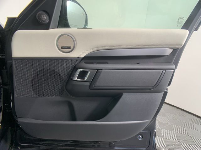 2025 Land Rover Discovery Dynamic SE 35