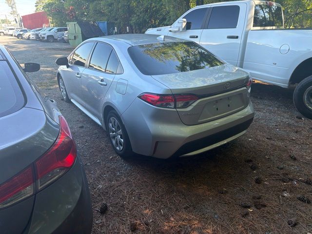 Used 2022 Silver Toyota LE image 10