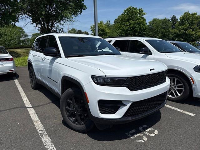 Bright White Clearcoat 2025 Jeep Grand Cherokee Altitude 4WD SUV / Crossover Four-Wheel Drive 8-Speed Automatic