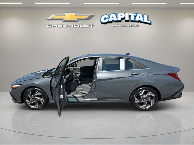 Used 2025 Gray Hyundai SEL Convenience image 9