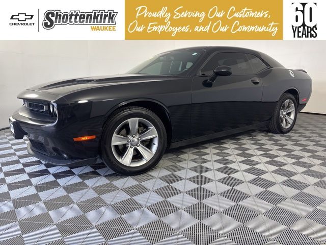 2016 Dodge Challenger SXT's photo