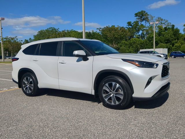 Pearl 2024 Toyota Highlander XLE FWD SUV / Crossover Front-Wheel Drive 8-Speed Automatic