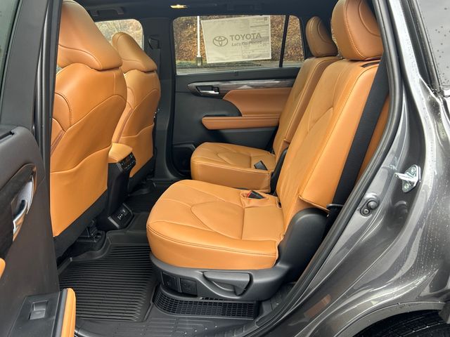 new 2025 Toyota Highlander Hybrid car, priced at $57,546