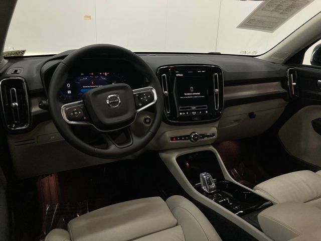 2023 Volvo XC40 B5 Plus Dark Theme