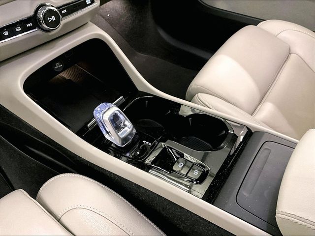 2021 Volvo XC40 T5 Inscription White at Sutliff Volkswagen
