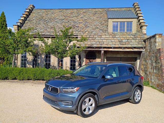 2022 Volvo XC40 T4 Momentum FWD