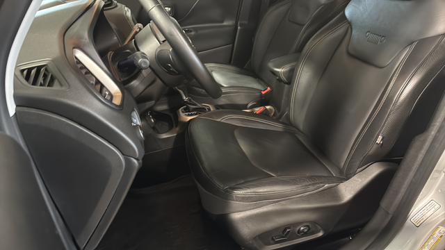 Used 2015 Glacier Metallic Jeep Limited image 8