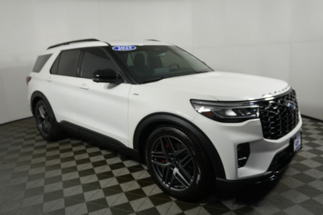 2025 Ford Explorer ST-LINE's photo