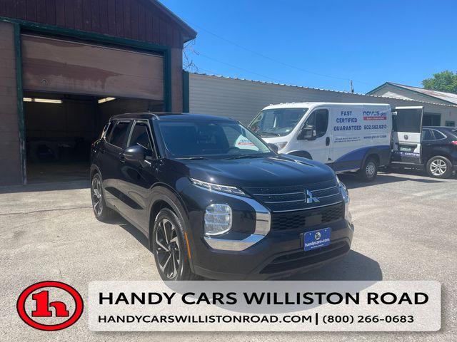 2022 Mitsubishi Outlander ES S-AWC's photo