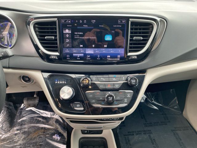 2024 Chrysler Pacifica Touring L - Diamond Black Crystal Pearlcoat exterior view 18