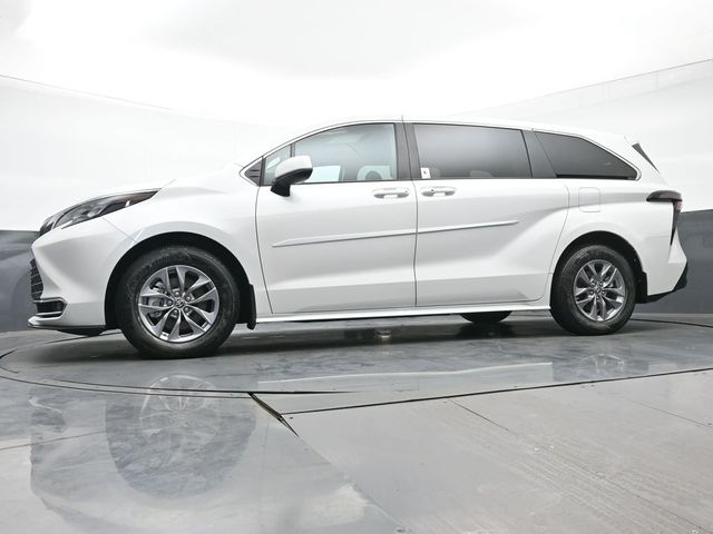 2024 Toyota Sienna XLE 32