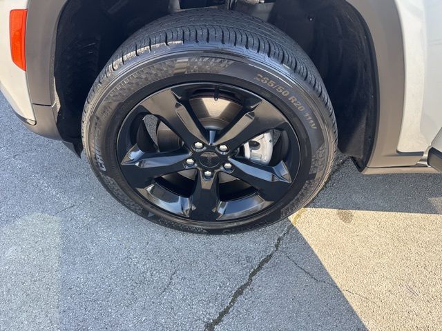 Used 2023 Silver Jeep Altitude image 19