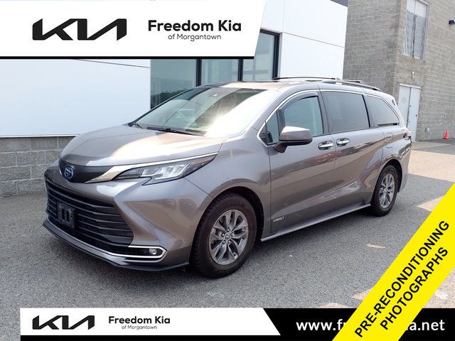 2021 Toyota Sienna XLE 7-Passenger AWD