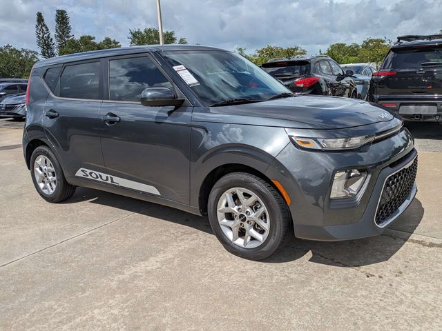 Gray 2022 Kia Soul SUV / Crossover Front-Wheel Drive Continuously Variable Transmission