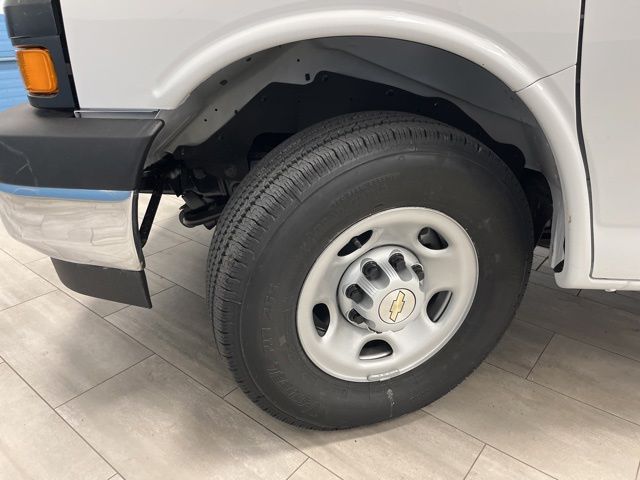 New 2026 Summit White Chevrolet Work Van image 28