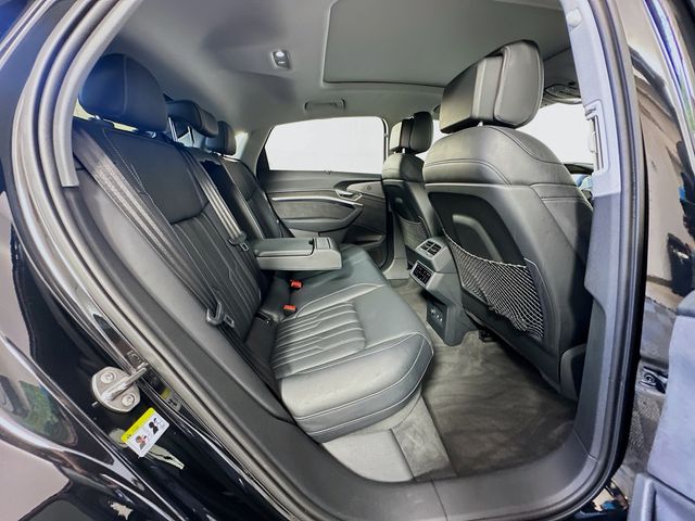 2022 Audi e-tron S Prestige 29