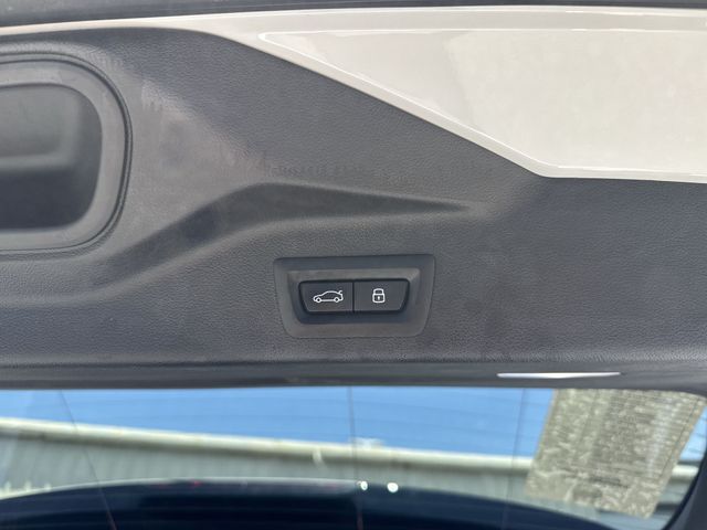 Used 2024 White BMW xDrive40i image 13