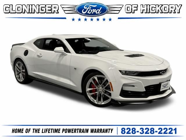 Summit White 2022 Chevrolet Camaro Coupe Rear-Wheel Drive 6-Speed Manual