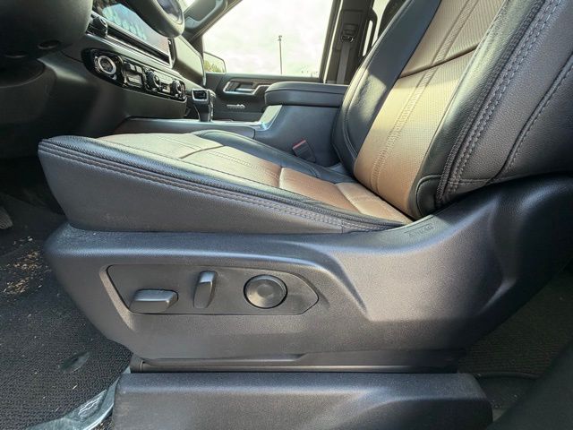 Used 2024 White Chevrolet High Country image 9