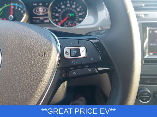 Used 2015 White Volkswagen SEL Premium image 17