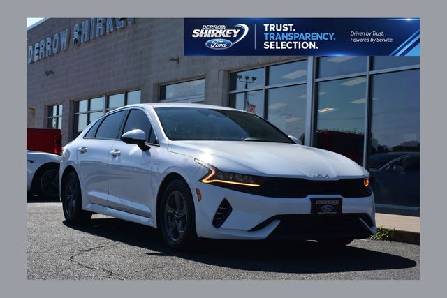 Glacial White Pearl 2022 Kia K5 Sedan Front-Wheel Drive 8-Speed Automatic