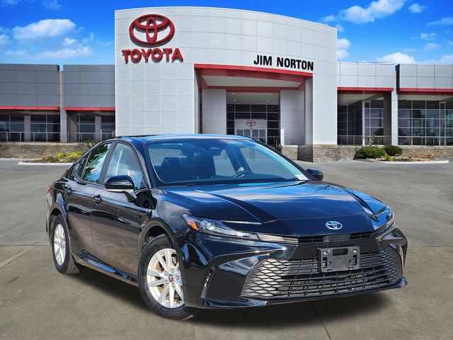 2025 Toyota Camry LE's photo